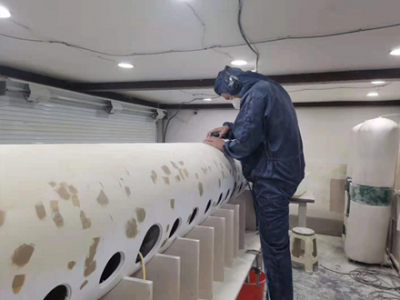 师傅穿着防护服在打磨