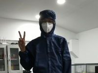 员工穿防护服照片